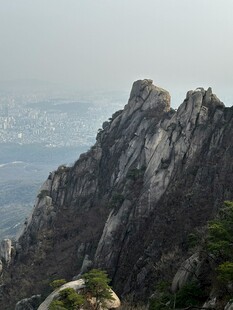 巍峨山峰景色壮丽