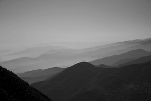 山峦叠嶂的黑白景致