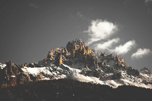 巍峨雪山壮丽景致