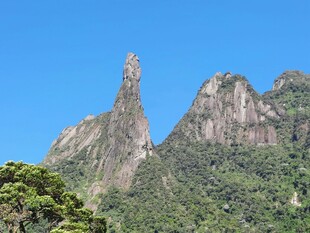 奇峰耸立的壮丽山景