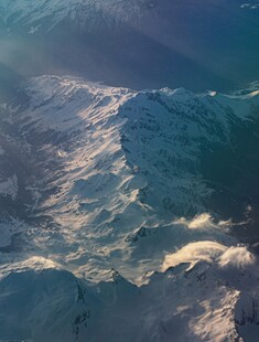 高空俯瞰壮丽雪山景观