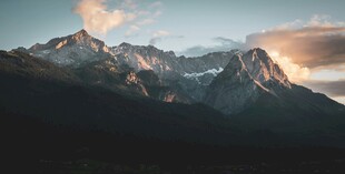 壮丽山景映霞光