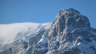 巍峨雪山壮丽景致
