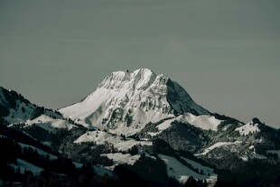 巍峨雪山壮丽景致