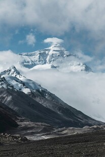 巍峨雪山云雾缭绕之景