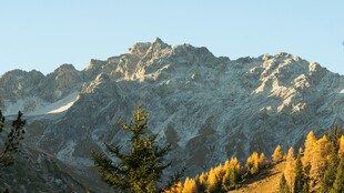 秋日山林间的巍峨山脉