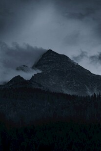 阴云下的巍峨山峰