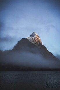云雾缭绕中的巍峨山峰
