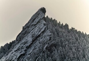 巍峨山峰顶 孤石傲立