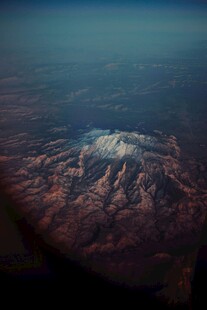 高空俯瞰壮丽雪山景观