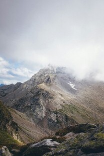 云雾缭绕的壮丽山峰