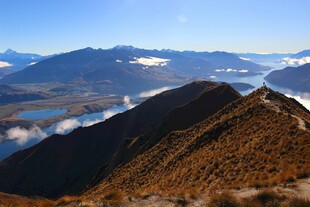 高山云海间的壮丽风光