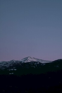 黄昏下的雪山与山林景色