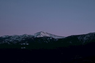 黄昏下的雪山与山峦