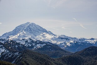巍峨雪山壮丽自然景观