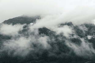 云雾缭绕的山峦美景