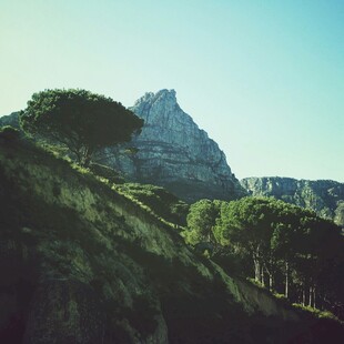 山峦绿意间的自然美景