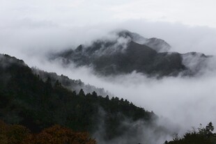 云雾缭绕的山间美景