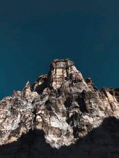 巍峨山峰壮丽景致