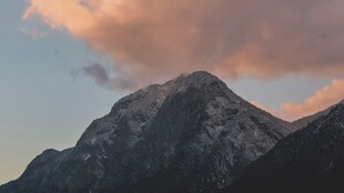 晚霞映照下的巍峨山峰