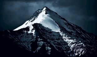 巍峨雪山壮丽景致