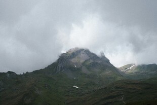 云雾缭绕的巍峨山峰