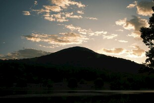 夕阳下的山峦与天空
