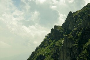 巍峨青山伴白云