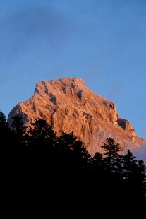 夕阳下的壮丽山峰