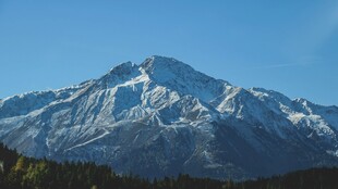 巍峨雪山壮丽景致