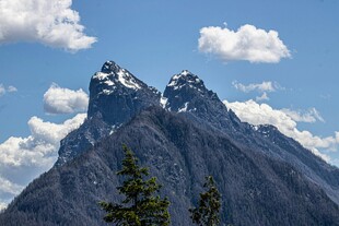 巍峨山峰与蓝天白云