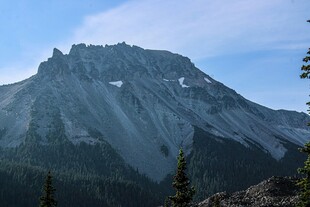 巍峨高山景色壮丽
