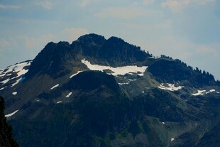 巍峨雪山景致