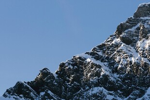 雪覆峻峭山峰