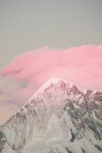 雪山之巅的梦幻粉色霞光