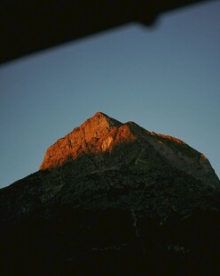 夕阳下的巍峨山峰