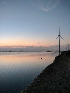 海边风车与黄昏静谧景致