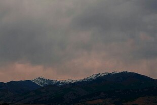 黄昏下的山峦与阴沉天空