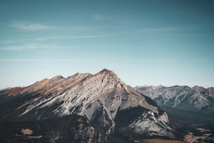 巍峨雪山壮丽景致