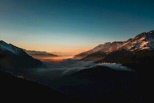 山间晨曦云海壮丽美景