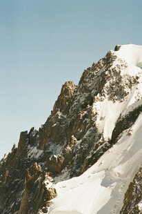 巍峨雪山峻岭壮丽景致