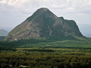 巍峨山峰下的葱郁绿野