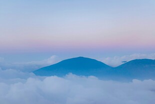 云海中的山峦美景