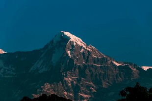 巍峨雪山壮丽景致