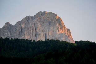夕阳下的巍峨山峰