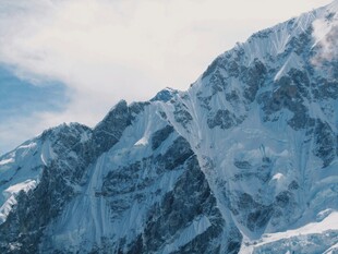 巍峨雪山壮丽景致