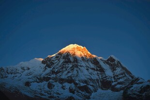 雪山之巅的金色光辉