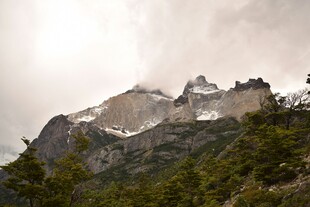 巍峨雪山与葱郁山林