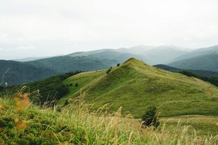 翠绿山峦美景