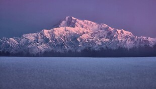 雪山映于宁静湖面